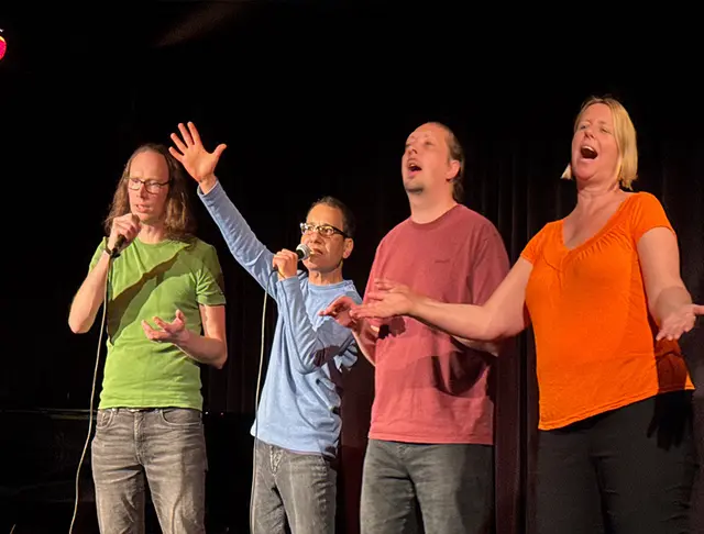 Unter dem Motto „SuperheldInnen“ entstehen beim Improtheater Bühnensprung aus Publikumsimpulsen fantasievolle Geschichten, überraschende Figuren und unerwartete Wendungen | Foto: Buehnensprung