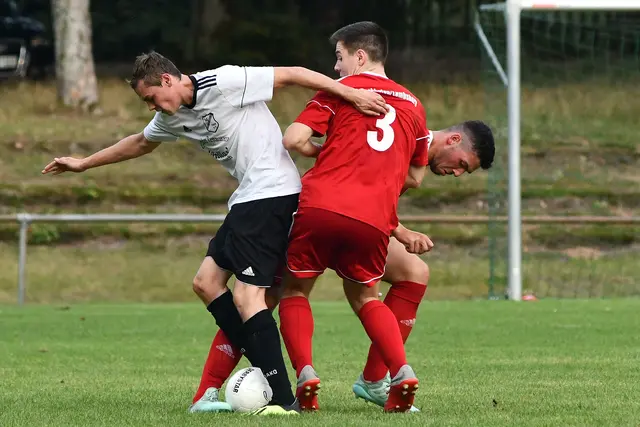 Drei Spieler ringen im Duell um den Ball – typische Szene aus einem Ligaspiel der Westpfälzer Fußballkreise im Südwestdeutschen Fußballverband. | Foto: Erik Stegner