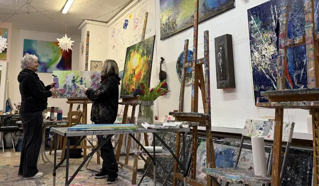 Vorbereitung auf die Kunstausstellung "Cartography of Dreams - Topographies of Imagination" | Foto: Martina Munz