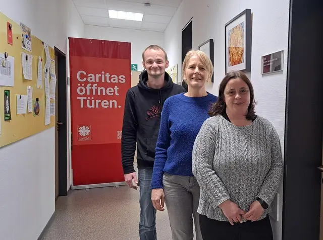 Immer mehr Menschen in Kaiserslautern suchen Unterstützung bei der Schuldner- und Insolvenzberatung des Caritas-Zentrums. Das Foto zeigt die Schuldner- und Insolvenzberater Maximilian Helmholz (links) und Claudia Schoch (rechts) mit Einrichtungsleiterin Beate Schmitt | Foto: Monika Klein