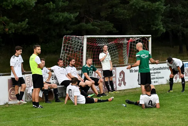 Teambesprechung am Spielfeldrand: Spieler einer Amateur-Fußballmannschaft lauschen den Anweisungen ihres Trainers vor dem Tor – typische Szene aus dem Spielbetrieb der Westpfälzer Kreisligen im Südwestdeutschen Fußballverband. | Foto: Erik Stegner