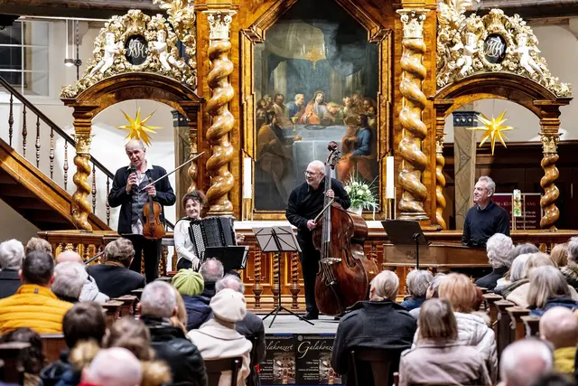 Colors of Invention in der Dreifaltigkeitskirche. Von links: Gilles Apap, Violine; Myriam Lafargue, Akkordeon; Philippe Noharet, Kontrabass; Ludovit Kovac, Cymbalum | Foto: Klaus Venus für den Rotary Club Speyer