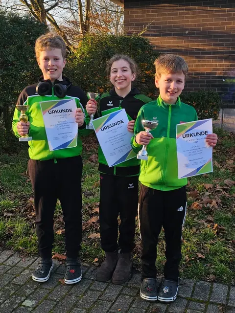 Strahlende Gesichter bei (v.l.n.r) Jakob Veit (Silber AK 11), Linea Gerdelmann (Gold AK 11) und Linus Veit (Gold AK 9) | Foto: DLRG Kusel