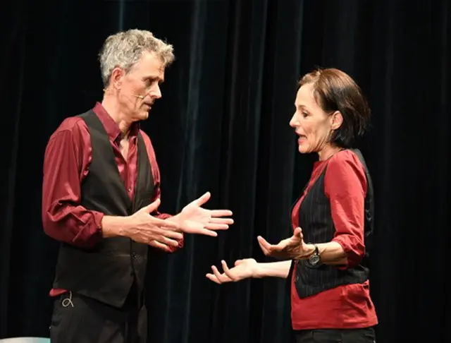 Am 7. März 2026 zeigt das Theater Stupid Lovers im Jakobus-Theater eine unterhaltsame Improshow über die Tücken unangekündigten Besuchs.  | Foto: Stupid Lovers