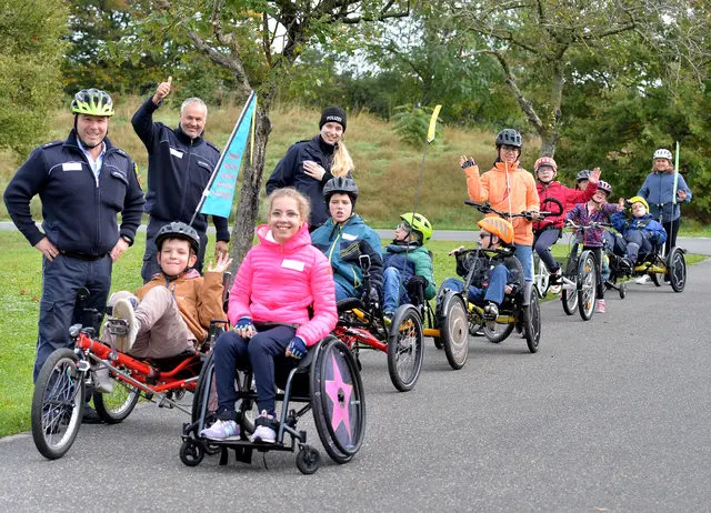 Bei den Trike Days konnten die Kinder mit ihren Spezialgefährten im sicheren Rahmen die Verkehrsteilnahme üben.  | Foto: Special Needs