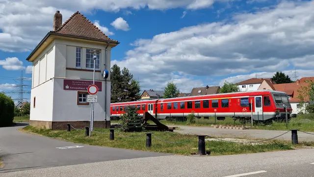 Am Sonntagabend ist es auf dem Radweg parallel zur Lauterstraße in Otterbach in der Nähe des dortigen Stellwerks zu einem Raubdelikt gekommen | Foto: Ralf Vester