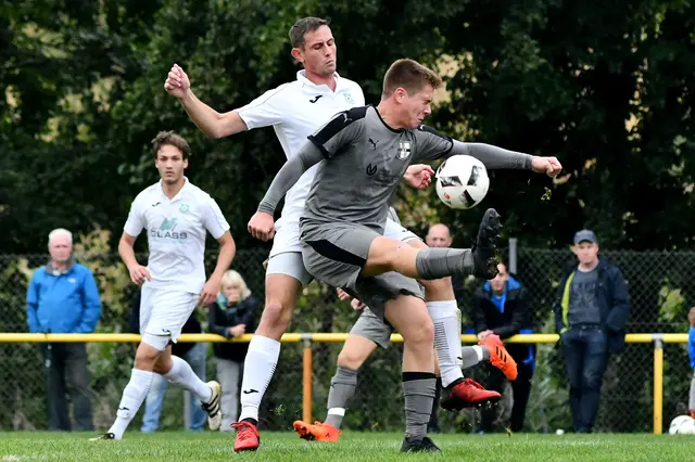 Zwei Spieler gehen im Mittelfeld energisch zum Ball, während Mitspieler und Zuschauer die Szene verfolgen – typische Dynamik aus den regionalen Fußballligen des Südwestdeutschen Fußballverbands. | Foto: Erik Stegner