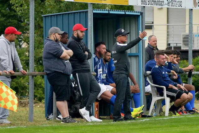 Coachingzone im Amateurfußball: Trainer und Ersatzspieler verfolgen das Spiel aufmerksam am Spielfeldrand – Alltagsszene aus dem Ligabetrieb der Westpfälzer Fußballvereine im Südwestdeutschen Fußballverband. | Foto: Erik Stegner