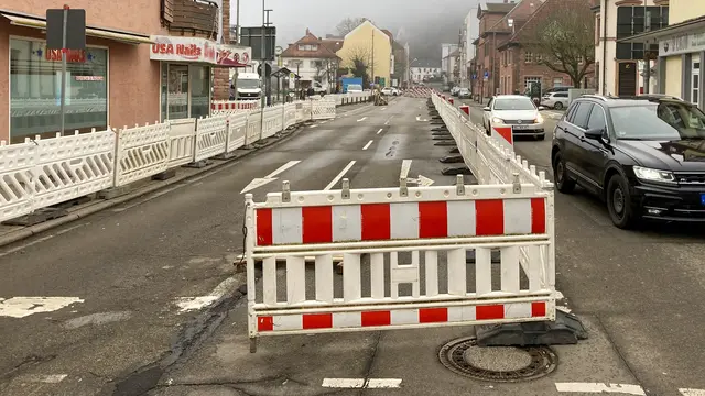 Absperrungen prägen aktuell das Bild der Kaiserstraße in Landstuhl: Mit dem dritten Bauabschnitt gehen die Arbeiten nach der Winterpause weiter. | Foto: Stadt Landstuhl/De Fazio