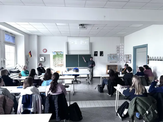 Filmemacher Atilla Lifeson gibt Einblicke in den Ablauf des Workshops. | Foto: Filmboard Karlsruhe / Nadine Knobloch