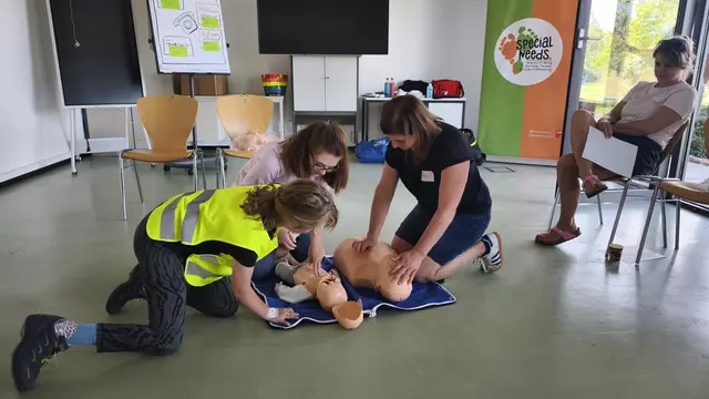 Die Eltern hatten die Möglichkeit, vor Ort an einem Erste-Hilfe-Kurs teilzunehmen. | Foto: Special Needs