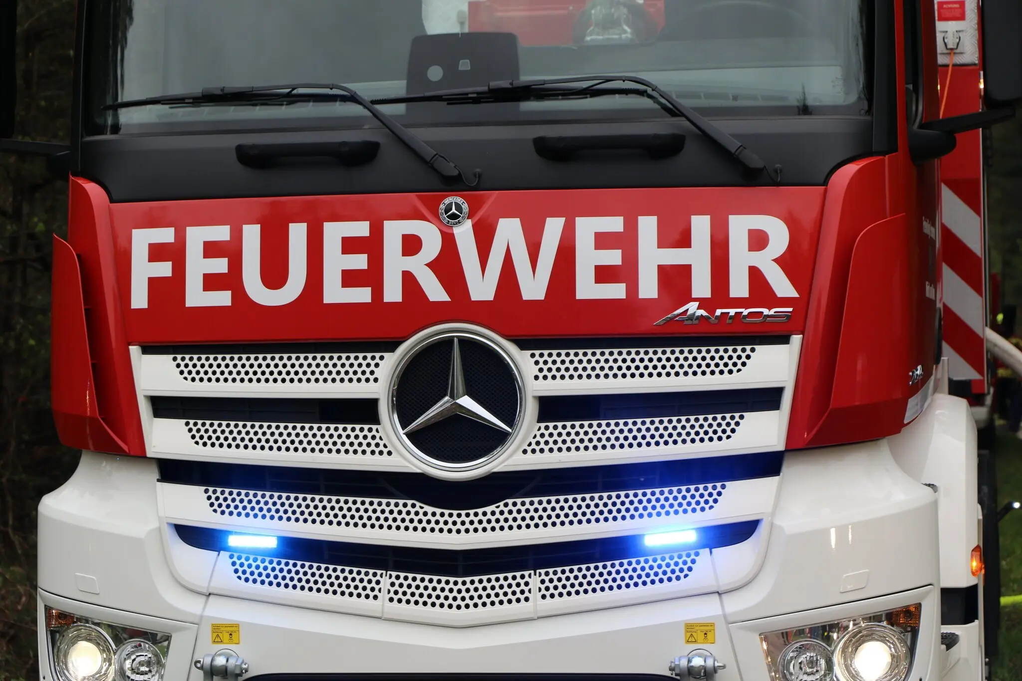 Flammen-schlagen-aus-Fenster-Brand-verursacht-erhebliche-Sch-den-an-Wohnhaus