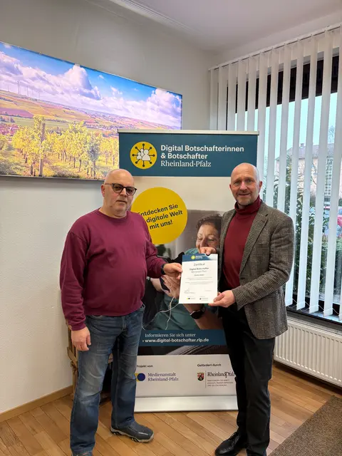 Mit Günter Stabel (links) wurde ein weiterer Digitalbotschafter offiziell ernannt | Foto: Verbandsgemeinde Göllheim