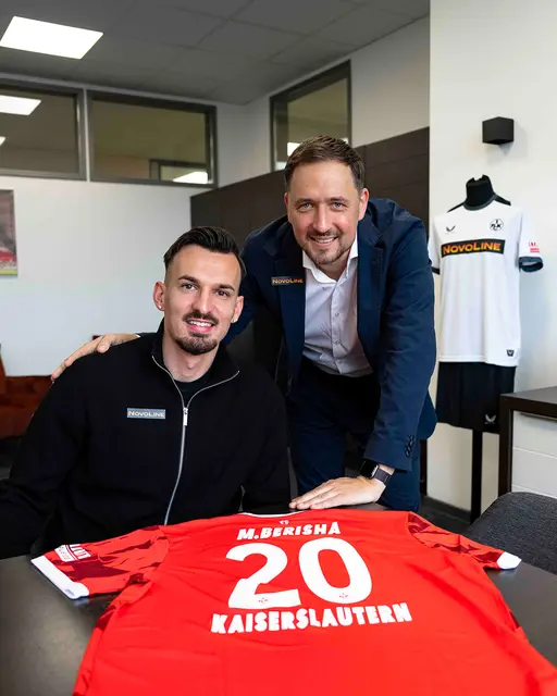 Mergim Berisha mit FCK-Sportdirektor Marcel Klos bei der Vertragsunterschrift | Foto: 1. FC Kaiserslautern