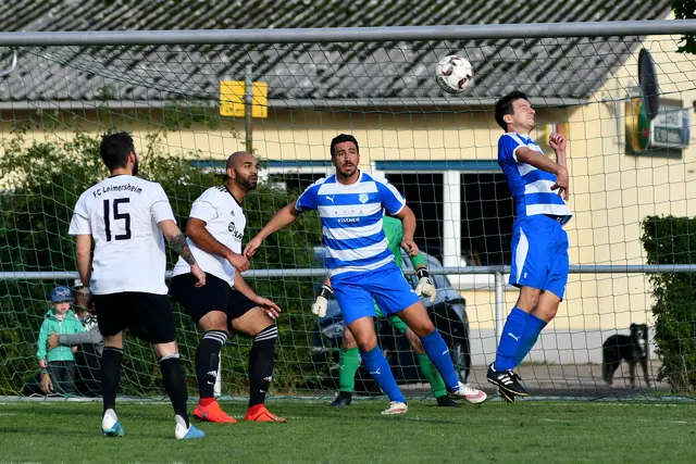 Szene aus dem Amateurfußball in der Westpfalz: Nach einer Flanke steigt ein Spieler im Strafraum zum Kopfball hoch, während Torwart und Abwehr reagieren – packende Duelle wie diese prägen aktuell die Diskussion um die geplante Reform der Spielklassen im Südwestdeutschen Fußballverband. Symbolbild Amateurfußball aus dem Spiel FC Insheim gegen FC Leimersheim. | Foto: Erik Stegner