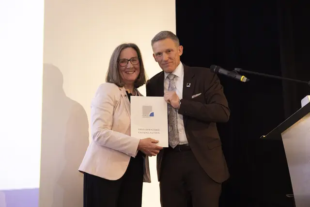 Landrat Ralf Leßmeister dankte Gudrun Heß-Schmidt für ihr jahrzehntelanges Engagement | Foto: Kreisverwaltung Kaiserslautern/gratis