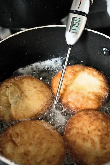 Damit die Temperatur des Öls fürs Backen von Berlinern stimmt, kann man ein Küchenthermometer verwenden | Foto: Cornelia Bauer