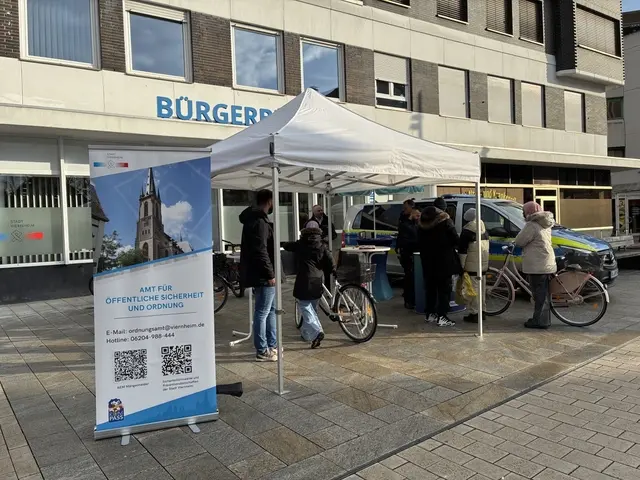 Etliche Schülerinnen und Schüler, aber auch Bürger nahmen das Angebot des Ordnungsamtes in der Innenstadt wahr | Foto: Stadt Viernheim