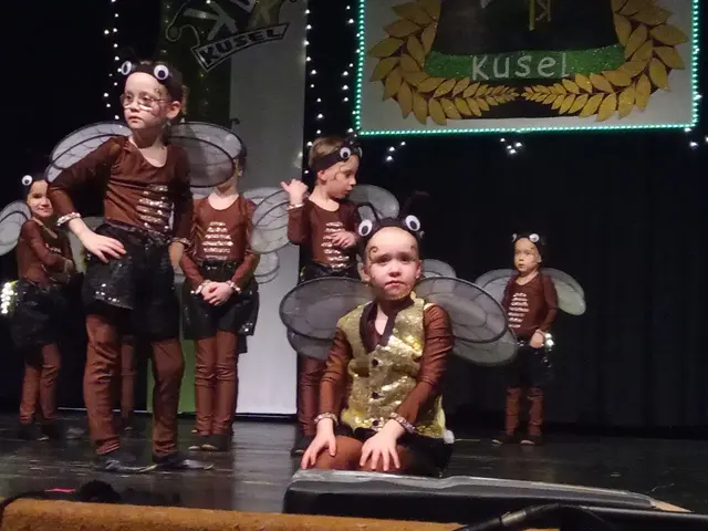 Die „Fruchtzwerge“, mit ihrem Schautanz „Kurzschluss“ | Foto: Anja Stemler