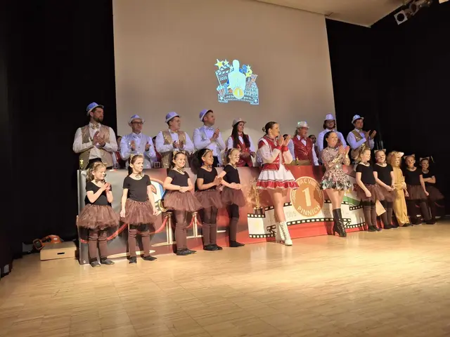 Minigarde ACV mit viel Applaus, Trainerinnen Sabrina Lenz, Kristin Landfried  | Foto: ACV