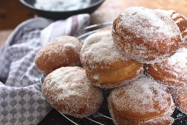 Luftiger Hefeteig sorgt dafür, dass Berliner innen weich und außen knusprig werden | Foto: Cornelia Bauer