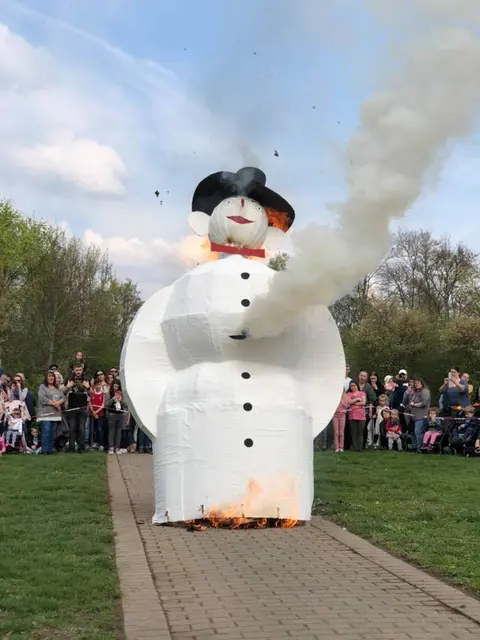 Am Ende des Sommertagszugs steht die Verbrennung von Mr. Winter | Foto: Markus Lemberger