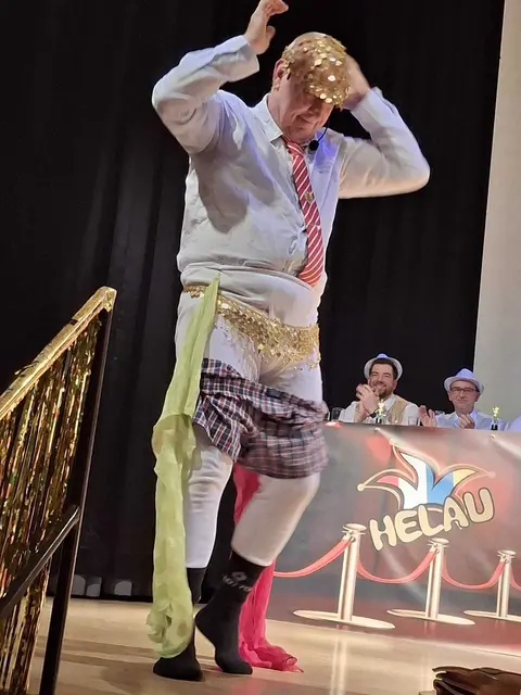 Günter Braun vom Donnersberger Carneval Verein beim Bauchtanz  | Foto: ACV