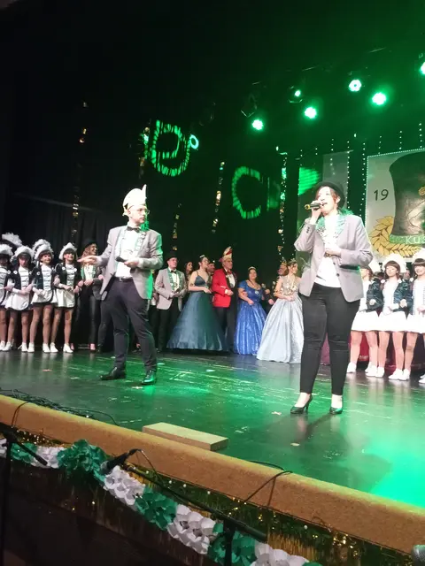 Florian Weingarth und Svenja Karch präsentieren das "Kusellied" | Foto: Anja Stemler