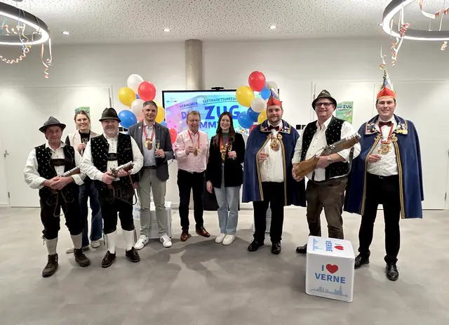 Bürgermeister Matthias Baaß (5. v.l.), das Fastnachtskomitee sowie die Sportschützen freuen sich auf einen ausgelassenen närrischen Fastnachtsumzug | Foto: Stadt Viernheim