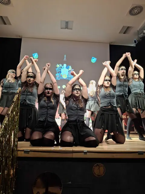 Showtanz der Großen Garde "Temptation", Trainerin Lisa und Michelle Groß   | Foto: ACV