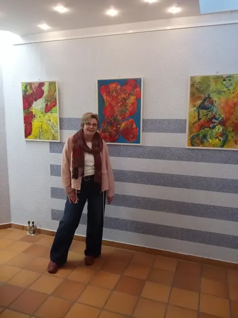 Eva Schnitt-Leiß lädt ein, damit sich jeder selbst ein Bild von den Bildern machen kann | Foto: Anja Stemler