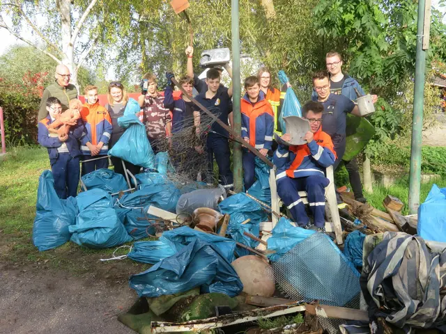 Jedes Jahr beteiligen sich weit über 200 Personen an der Müllsammelaktion. Schon 2019 waren rund 250 Bürgerinnen und Bürger beim Dreck-Weg-Tag im Einsatz.   | Foto: Gemeindeverwaltung Haßloch