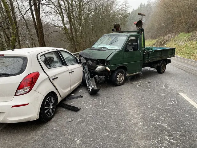 Zwei schwer beschädigte Fahrzeuge nach dem Zusammenstoß | Foto: Polizeiinspektion Kusel