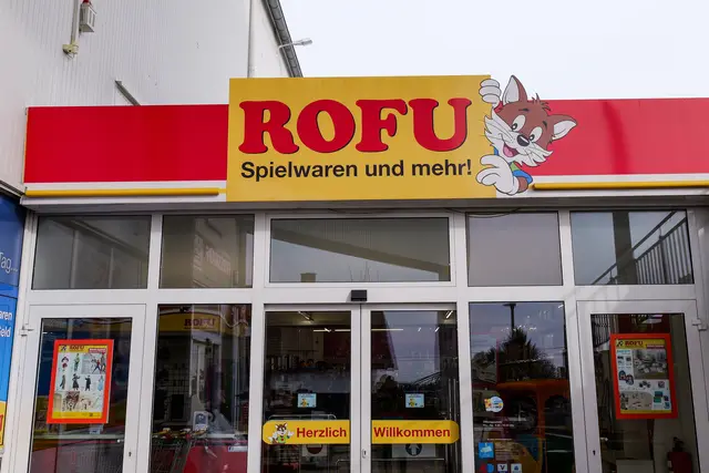 Eingangsbereich der Rofu-Filiale in Pirmasens: Der Verkauf läuft in allen Filialen nach Unternehmensangaben vorerst weiter. | Foto: Erik Stegner