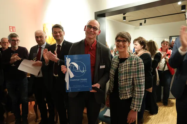 Uta Mielisch überreicht Dekan Dietmar Zoller die Förderertafel der Dietmar-Hopp-Stiftung | Foto: Wolfgang Faber
