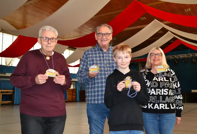Horst Dauth, Andreas Petry, Lennart Daub und Claudia Simon (von links) präsentieren die neuen Orden | Foto: Frank Schäfer
