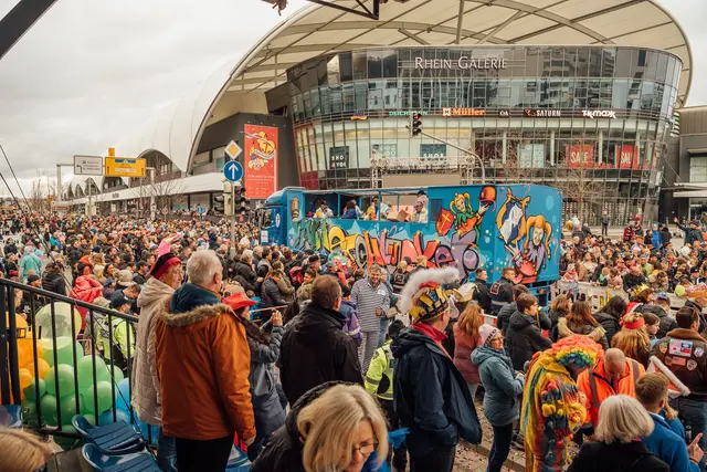 Am Platz der deutschen Einheit wird nach und während des Umzugs gefeiert. | Foto: Martina Wörz