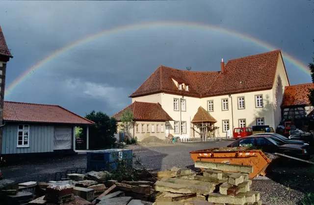 Regenbogen über dem „Schloss Unteröwisheim“ – ein gutes Omen für den Aufbruch | Foto: Hermann Kölbel