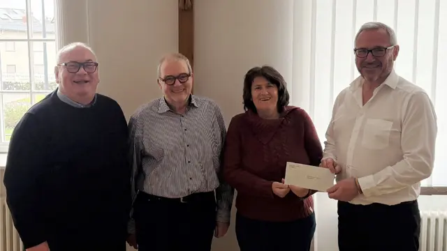 Der Germersheimer Mittagstisch „Gemeinsam statt allein“ finanziert sich über Spenden.  Bürgermeister Marcus Schaile überreicht Sozialreferentin Rita Rösch im Beisein von Dekan Jörg Rubeck  und von Ekkehard Leicht, einem, „Mitglied der Küchenbrigade“, die Spende des städtischen Neujahrsempfangs 2026

 | Foto: SNelles | Stadt Germersheim | FREI