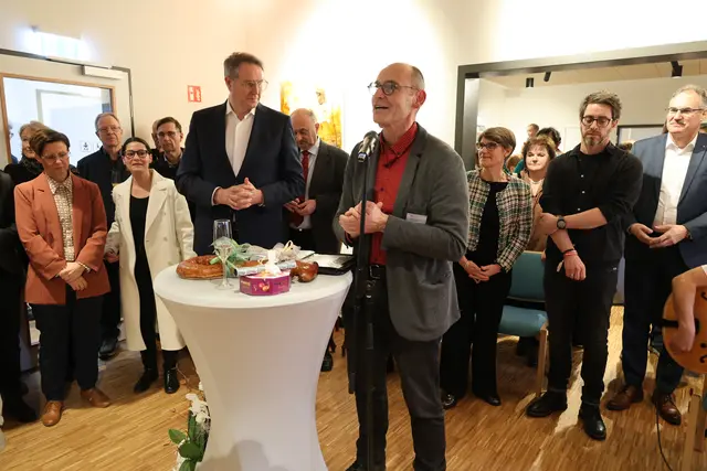 Dekan Dietmar Zoller (rechts) konnte unter den Eröffnungsgästen auch den Ministerpräsidenten Alexander Schweitzer (links) begrüßen. | Foto: Wolfgang Faber 