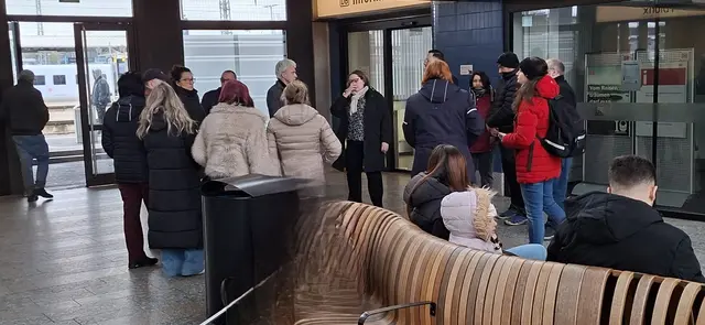 Mit einer bundesweiten Schweigeminute gedachte die Deutsche Bahn an allen Bahnhöfen am Mittwoch um 15 Uhr dem gewaltsamen Tod ihres Kollegen Serkan C.  | Foto: Daniel Heintz