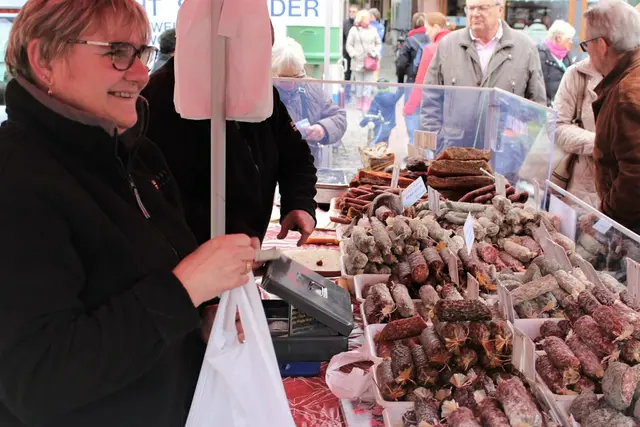 Gutes und Nachhaltiges aus der Region an schönen Orten: deutsch-französische Biosphären-Bauernmärkte.  | Foto: Eva Bender