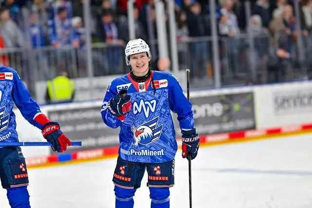 Zach Solow hat bei den Adlern verlängert.  | Foto: Adler Mannheim / Daniel Bamberger