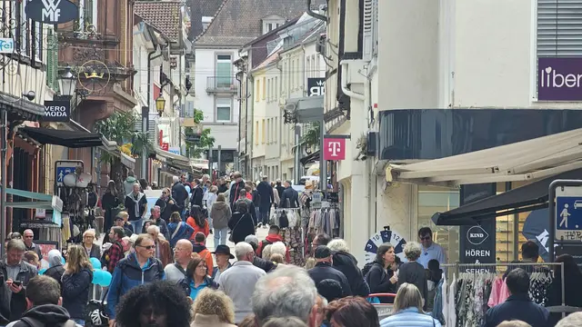 Besucher bummeln beim verkaufsoffenen Sonntag durch die Innenstadt von Neustadt an der Weinstraße. | Foto: Eva Bender