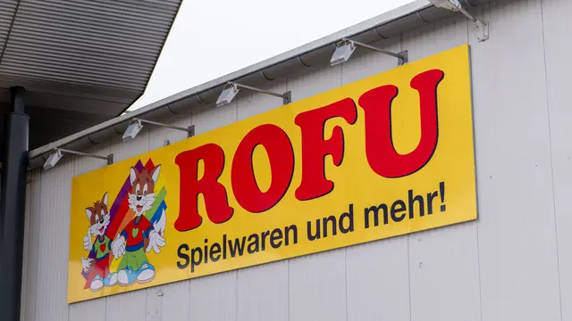 Markanter Schriftzug am Rofu-Gebäude – das Unternehmen prüft aktuell seine Standortstruktur. | Foto: Erik Stegner