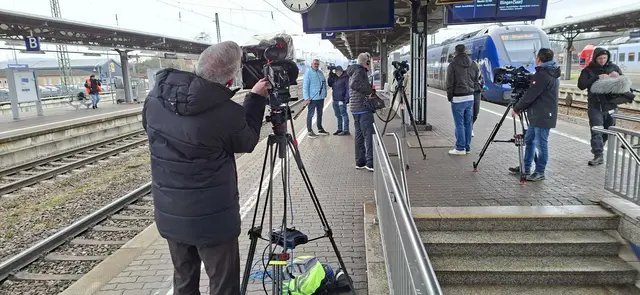 Mehrere Fernsehteams waren vor Ort | Foto: Daniel Heintz