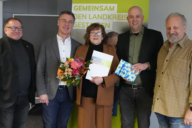  Fachbereichsleiter Norbert Pirron, Erster Kreisbeigeordneter Christoph Buttweiler, Landrat Martin Brandl und  Personalratsvorsitzender Franz-Josef Hänlein mit Christa Betzer | Foto: Kreis GER / mda