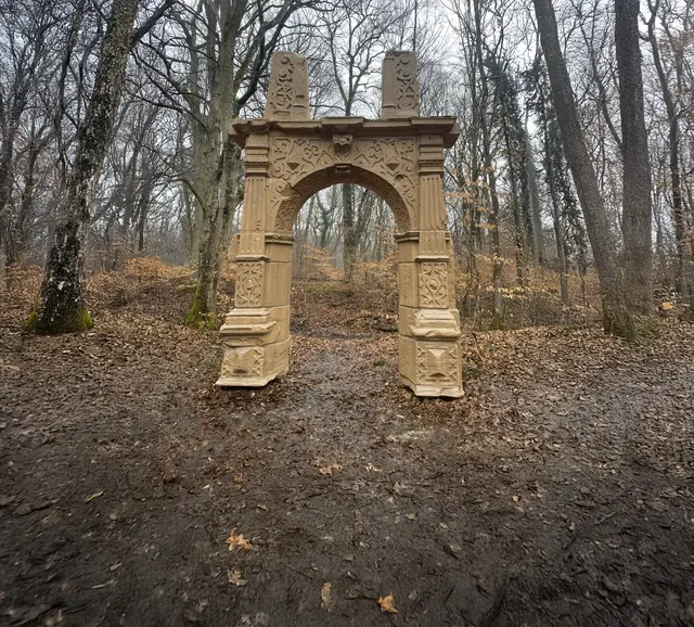 Heute findet sich vor Ort das rekonstruierte Eingangstor des Schlosses | Foto: Heike Schwitalla (bearbeitet)