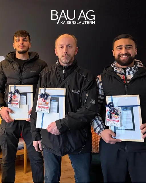Drei Männer werden für ihren mutigen Einsatz bei einem Brand in Kaiserslautern geehrt: Morhaf Alyosof, Idris Musa und Wladimir Friz | Foto: Bau AG/gratis