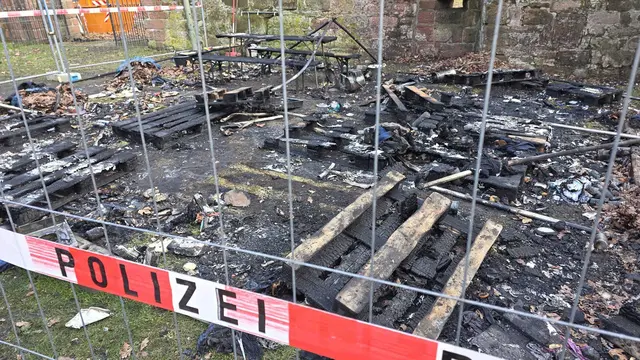 Der Brandort ist mittlerweile als Tatort wegen mutmaßlicher Brandstiftung und versuchten Mordes eingestuft worden | Foto: Anke Henkel/gratis